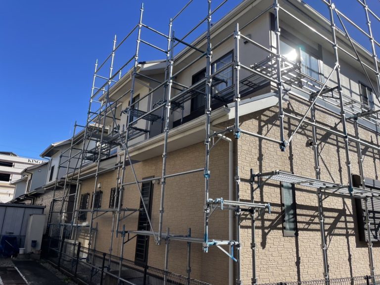 足場を組み立てた戸建て住宅